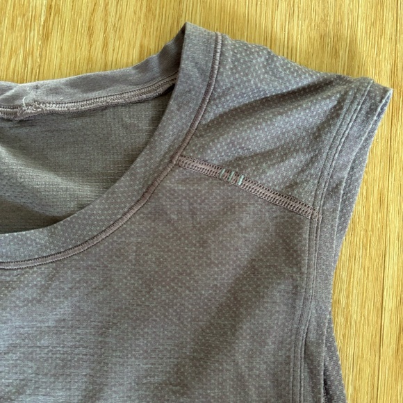 Lululemon metal vent tank / sleeveless shirt - Picture 5 of 5